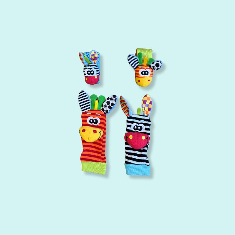 Colourful animal-themed wrist rattles and foot finder socks with stripes, crinkle ears and rattling sound for sensory discovery and coordination – Babyroos 3–6 month baby toy set