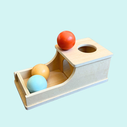 Montessori wooden ball drop box with three pastel balls for developing hand-eye coordination, object permanence and fine motor skills – Babyroos 6–12 month toy