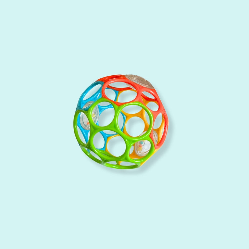 Colourful sensory ball with open grip design and internal rattles for easy grasping, shaking and play – Babyroos 3–6 month motor skill toy