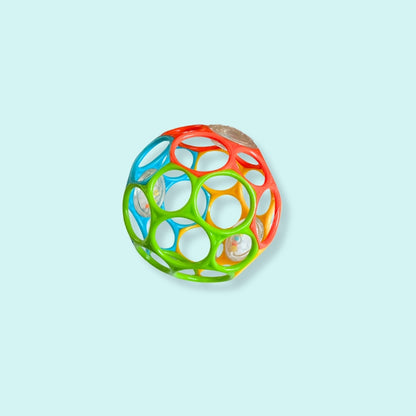 Colourful sensory ball with open grip design and internal rattles for easy grasping, shaking and play – Babyroos 3–6 month motor skill toy