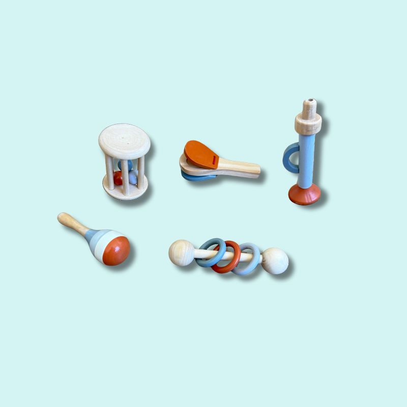Set of five Montessori wooden baby toys including rattles, bell cylinder, grasping ring and castanet for sensory exploration and fine motor development – Babyroos 6–12 month set