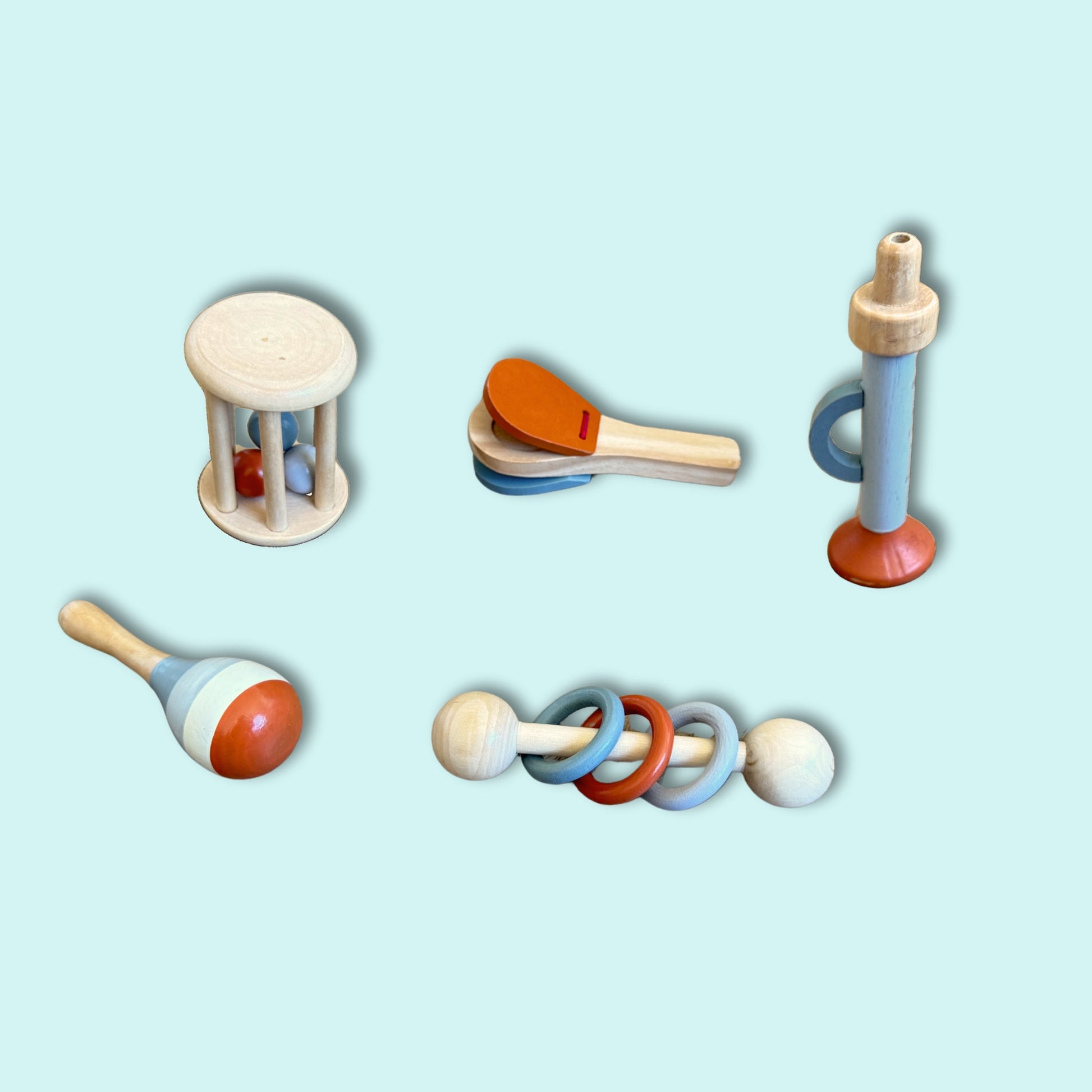 Set of five Montessori wooden baby toys including rattles, bell cylinder, grasping ring and castanet for sensory exploration and fine motor development – Babyroos 6–12 month set